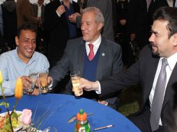 Durante la comida, Martín Hernández (izq), Fernando Guzmán, (der) Tomás Coronado.  /
