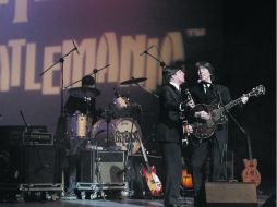 Los artistas no se limitaron a emular la música y el aspecto de The Beatles,  animaron al público a seguir las canciones.  /