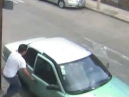 Tras consumar el robo, los sujetos huyeron en un auto Tsuru, color azul agua. ESPECIAL  /