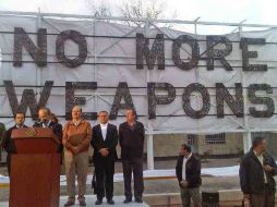 Calderón develó un espectacular en el puente internacional, fronterizo con EU, que dice: 'No more weapons' (No más armas). EL UNIVERSAL  /