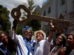 El alcalde de Río de Janeiro, Eduardo Paes, le entrega la llave de la ciudad al Rey Momo. AP  /