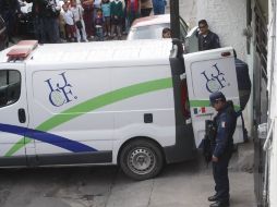 En el inmueble se encuentra trabajando personal forense para recolectar los indicios del crimen.  /