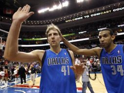 Los jugadores de Dallas, Nowitzki y  Brandan, después del partido de contra Filadelfia. AP  /