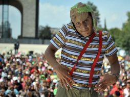 Un admirador disfrazado de El chavo del 8 baila en honor al homenajeado. AFP  /