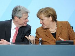 La canciller, Angela Merkel (D), conversa con el pastor luterano Joachim Gauck (I), en una rueda de prensa.EFE  /