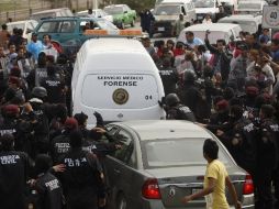 Un vehículo del Servicio Médico Forense sale de la prisión de Apodaca con los cuerpos de reos muertos. AFP  /