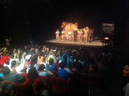 Un ingenioso diseño escenográfico e iluminación llevaron a los espectadores dentro de la historia de Verne. SEÑA Y VERBO, TEATRO  /