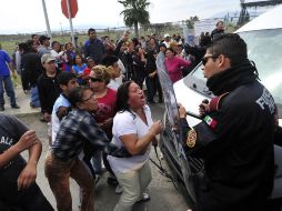 Familiares de reos del penal de Apodaca, chocan con la policía tras no obtener información. EFE  /