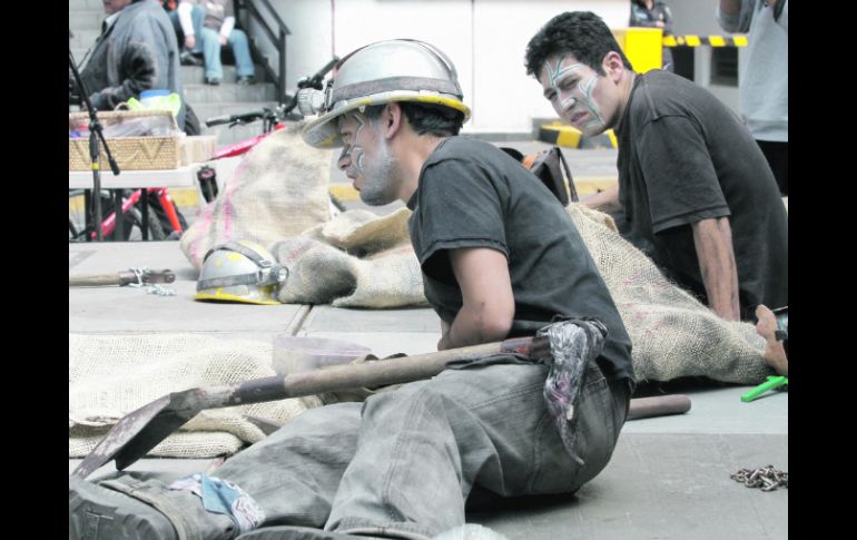 REPRESENTACIÓN.- Jóvenes recordaron con una representación teatral a las víctimas; las viudas y familiares estuvieron presentes. EFE  /