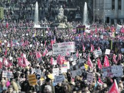 Los manifestantes expresaron a base de cantos y carteles su rechazo hacia la nueva reforma laboral. AP  /