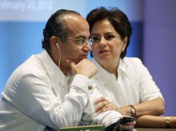 El Presidente Felipe Calderón  fungió como testigo en la firma del acuerdo. AP  /