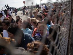 Personas esperaban para ver a internos en el penal en Nuevo León, un día después de la riña que dejó 44 muertos. REUTERS  /