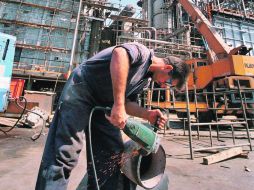 Imagen de un trabajador iraní que arregla una pipa en una refinería petrolera de Teherán. AP  /