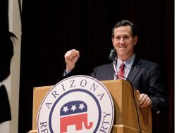 El candidato republicano a la presidencia Rick Santorum durante una campaña en Phoenix, Arizona. AP  /