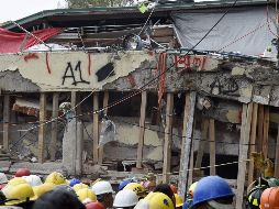 Rescatistas trabajando para recuperar a los infantes que se encuentran bajo los escombros.