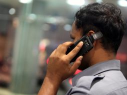 Cada vez son más los consumidores que se ven atados a sus teléfonos. EFE  /