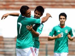 Javier Cortés y Néstor Calderón celebran el gol con el que la Selección Preolímpica abrió el marcador a los 32 minutos. MEXSPORT  /