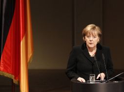 Merkel, vestida de luto riguroso para demostrar la posición del gobierno, pidió perdón por los asesinatos. REUTERS  /