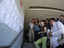 Decenas de personas esperan cada actualización de información para saber en qué hospital están sus conocidos. REUTERS  /