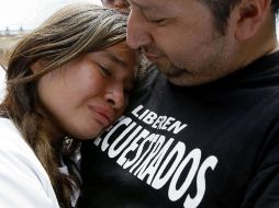 La hija de Carlos José Duarte, secuestrado por las FARC hace 12 años, abraza al periodista Herbin Hoyos. EFE  /