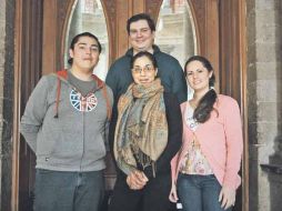 De izquierda a derecha los solistas Édgar Villalva, Guadalupe Paz y Anabel de la Mora. Atrás, el director invitado, Iván López.  /