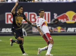 El jugador de los Red Bulls Rafa Márquez (d) disputa el balón con su rival de los Pumas. EFE  /