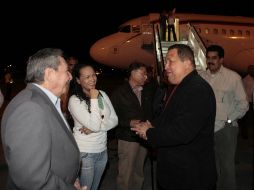 Hugo Chávez (d), saludando a su homólogo cubano, Raúl Castro (i), en el aeropuerto de La Habana, Cuba. EFE  /