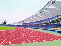 El gobernador afirma que las modificaciones del proyecto del Estadio de Atletismo probarían los gastos que señalan a su administración.  /