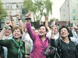 Un grupo de trabajadores de Mexicana se manifiestan después de enterarse que Med Atlántica será el nuevo dueño de la aerolínea. EFE  /