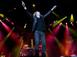 Fher junto al público cantaron las mañanitas a Alex, el baterista que festejó su cumpleaños en el evento. EFE  /