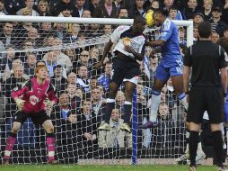 Drogba marca de cabeza ante el Bolton. EFE  /