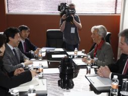 La Directora del FMI, Christine Lagarde (I) habla con el ministro japonés Jun Azumi antes de  una reunión en México. REUTERS  /