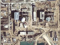 Esta imagen satelital tomada por Space Imaging en enero 2002 revela los avances en los dos reactores de potencia. ARCHIVO  /