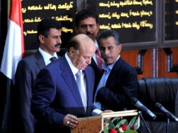 El recién elegido presidente yemení Abdo Rabbo Mansour Hadi (centro) jura su cargo en el Parlamento en Saná. EFE  /
