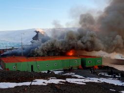Imágen del incendio de la Estación Antártica Comandante Ferraz, la única base permanente de Brasil ubicada en la Bahía Almirantazgo.EFE  /