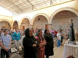 Peregrinos llegan de distintos puntos del estado y del país a visitar el templo y pueblo donde vivió.  /