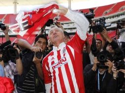 El holandés, enfundado en la camiseta rojiblanca, se acercó a la tribuna para saludar y firmar autógrafos a los aficionados. EFE  /