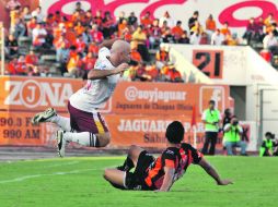 Ricardo Esqueda (der.), de Jaguares, le comete una falta a Rodrigo “Pony” Ruiz, de Estudiantes Tecos. NTX  /