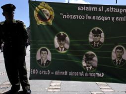 La imagen muestra una pancarta con retratos de algunas personas secuestradas por las FARC. REUTERS  /