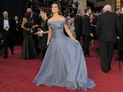 Cruz modela un escote barco rematado con organza, cintura ceñida con un sutil drapeado y falda con volumen. AP  /