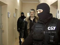 Imágenes difundidas por la televisora rusa, donde el comando especial ucraniano detiene a uno de los supuestos consipradores. AFP  /