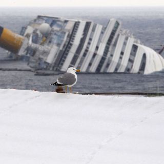 A la deriva, barco de la misma compañía del ''Costa Concordia''
