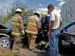 Tras la volcadura, tres de los seis ocupantes salieron proyectados de la unidad, ya que no portaban cinturón de seguridad. ARCHIVO  /