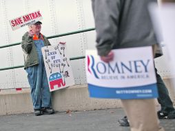 Un hombre que apoya a Romney lleva un cartel con la leyenda: “Ejes del diablo”, en contra del presidente Barack Obama. AFP  /