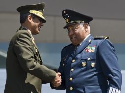 El general Guillermo Gálvan Gálvan con el general peruano Víctor Ripalda durante la conferencia de Ejércitos Americanos. AFP  /