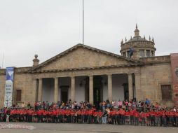 Niños, jóvenes y adultos scouts participaron en la formación de la flor de lis frenta al hospicio.  /
