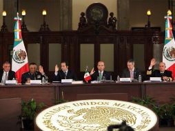 Felipe Calderón encabeza la firma del convenio para crear fondo de 12 mil MDP para penales. EL UNIVERSAL  /