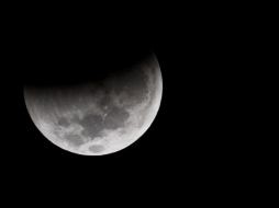 Los atronómos observan la Tierra no de forma directa, sino a través del reflejo que proyecta sobre su satélite, la Luna. AFP  /