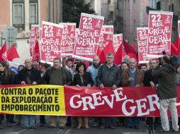 Miembros del sindicato CGTP-IN se manifiestan contra las medidas de austeridad, en Lisboa. EFE  /
