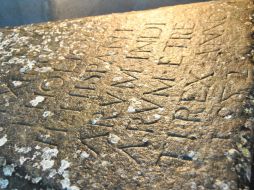 Imagen sin fecha de una placa triangular con la inscripción 1582 y el nombre del entonces rey de España, Felipe II. EFE  /